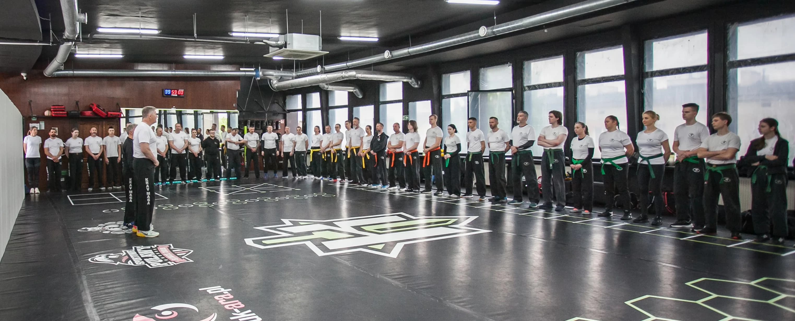 Grupa ćwiczących w szkole Krav Maga Piotr Lizak